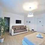 Karol Airport B&B 3*