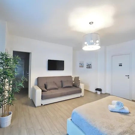 Karol Airport B&B 3*