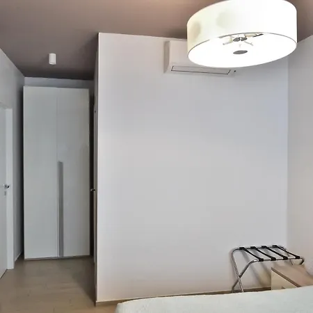 Karol Airport バーリ